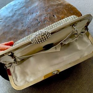 Clutch. Silver. Open clasp